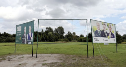 Pirms Saeimas vēlēšanām redzam daudz partiju reklāmu – plakāti ar politiķu sejām uzrunā no ceļmalām, ielu stūriem, ēku fasādēm. Attēlā: priekšvēlēšanu reklāmas Gulbenes novadā. Korupcijas novēršanas un apkarošanas birojs, kas uzrauga priekšvēlēšanu aģitāciju, informējis, ka politiskās organizācijas no 6. jūnija līdz 8. septembrim kopumā noslēgušas līgumus par limitētajiem priekšvēlēšanu aģitācijas izdevumiem 2 115 247,11 eiro apmērā.