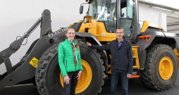 Gusts Lūsis un Laura Lūse pie Latvijā un Igaunijā vienīgā elektriskā "Volvo L25 Electric" riteņu iekrāvēja, iepazīstinot ar "Rāmavas" izstādi un izrādot plašo tehnikas klāstu, kas tiks izmēģināta arī praktiski astoņos demonstrējumu laukumos.
