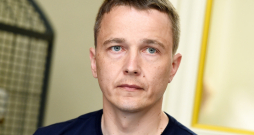 Latvijas Neiroķirurgu biedrības valdes priekšsēdētājs, Rīgas Austrumu klīniskās universitātes slimnīcas neiroķirurgs eksperts, Rīgas Stradiņa universitātes asociētais profesors Kaspars Auslands.