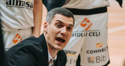 Dāvis Čoders pirmo reizi sezonu sāk galvenā trenera amatā lielajā basketbolā, un viņam tas gods stūrēt čempiones "Valmieras Glass VIA" kuģi. Dāvis Čoders pirmo reizi sezonu sāk galvenā trenera amatā lielajā basketbolā, un viņam tas gods stūrēt čempiones "Valmieras Glass VIA" kuģi.