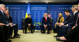 ASV prezidents Donalds Tramps divpusējā sanāksmē ar Ukrainas prezidentu Volodimiru Zelenski ANO galvenajā mītnē Ņujorkā 2026. gada 22. septembrī. (Baltā nama oficiālais foto; Daniels Toroks). ASV prezidents Donalds Tramps divpusējā sanāksmē ar Ukrainas prezidentu Volodimiru Zelenski ANO galvenajā mītnē Ņujorkā 2026. gada 22. septembrī. (Baltā nama oficiālais foto; Daniels Toroks).