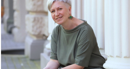 Dace Meiere: "Grāmatas tulkojumam ir vajadzīgs otrs autors – tulkotājs, dzīvs cilvēks, kurš spēj sajust autora ieceri un balsi, zemtekstus, vārdu saspēles". Dace Meiere: "Grāmatas tulkojumam ir vajadzīgs otrs autors – tulkotājs, dzīvs cilvēks, kurš spēj sajust autora ieceri un balsi, zemtekstus, vārdu saspēles".