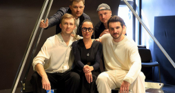 Topošā iestudējuma "Trīs musketieri" mēģinājuma pauzē. No kreisās: pirmajā rindā d’Artanjana lomas atveidotājs Konstantīns Ņikuļins, blakus režisore Rēzija Kalniņa un Aramisa atveidotājs Ivans Streļcovs. Aizmugurē stāv (no kreisās) Atosa lomas atveidotājs Volodimirs Gorislavecs un Portosa tēlā iejutīsies Aleksandrs Maļikovs. Topošā iestudējuma "Trīs musketieri" mēģinājuma pauzē. No kreisās: pirmajā rindā d’Artanjana lomas atveidotājs Konstantīns Ņikuļins, blakus režisore Rēzija Kalniņa un Aramisa atveidotājs Ivans Streļcovs. Aizmugurē stāv (no kreisās) Atosa lomas atveidotājs Volodimirs Gorislavecs un Portosa tēlā iejutīsies Aleksandrs Maļikovs.