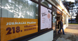 Saeimas vēlēšanu dienā, sestdien, 3. oktobrī, iecirkņi būs atvērti no plkst. 8.00 līdz 20.00. Taču balsošana jau ir sākusies, jo no pirmdienas līdz 2. oktobrim katru dienu noteiktā laikā ir paredzēta iepriekšējā balsošana jeb balss nodošana glabāšanā. Vēlētāji to var darīt jebkurā no 933 vēlēšanu iecirkņiem Latvijā. Otrdien, 29. septembrī, un ceturtdien, 1. oktobrī, balsi nodot var no plkst. 8 līdz 11, trešdien, 30. septembrī, no plkst. 17 līdz 20, bet piektdien, 2. oktobrī, no plkst. 12 līdz 15. Attēlā: vēlēšanu iecirknis Jūrmalā, Kauguros.