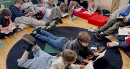 Tālmācības vidusskolas "Rīgas Komercskola" 1.-4.klašu audzēkņi šā gada aprīlī piedalās grāmatu lasīšanas pasākumā "Lasītprieks, sēžot uz lasāmspilvena", kur katram bija iespēja pārējos skolas biedrus un skolotājas iepazīstināt ar savu iecienītāko grāmatu.