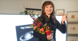 Mākslinieces Vijas Celmiņas fonda stipendijas vizuālajā mākslā 2026 ieguvēja Dzelde Mierkalne svinīgajā pasniegšanas ceremonijā Latvijas Nacionālajā mākslas muzejā.