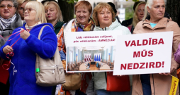 Piketa dalībnieki turēja plakātus ar uzrakstiem "Valdība mūs nedzird", "Ģimenes ārstiem atbalstu, pacientiem veselību", "Reģioni nav otrā šķira, veselību visiem" un "Līdz vēlēšanām solījumi, pēc vēlēšanām – amnēzija". Protestētāji skandēja arī saukļus "Veselība bez naudas, pacients bez pulsa" un "Nodaļa slēgta, līnija – taisna".