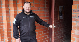 Dienvidkurzemes pašvaldības policists Artūrs Petrausks pie mājas kāpņutelpas, kurā bija iemaldījušies āpsis un ezis.