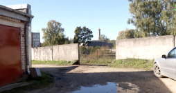 Vīrietis uz kvadricikla nav spējis izņemt līkumu un ietriecies betona sienā. Trieciena rezultātā siena pāršķelta uz pusēm.