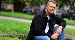 Dainis Skutelis: "Kopš bērnības biju izsapņojis – kad izaugšu, man būs zirgi. Tagad tā arī ir. Es vispār cenšos īstenot savus sapņus". Dainis Skutelis: "Kopš bērnības biju izsapņojis – kad izaugšu, man būs zirgi. Tagad tā arī ir. Es vispār cenšos īstenot savus sapņus".