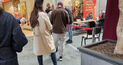 "Galerijā Centrs" Rīgā ierīkotajā vēlēšanu iecirknī cilvēki stāv rindā, lai piedalītos iepriekšējā balsošanā jeb nodotu balsi glabāšanā.