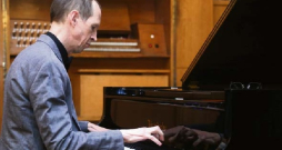 Juris Žvikovs, kurš Latvijā pazīstams kā teju vienīgais Džona Keidža instrumentālo darbu interprets un kura repertuārs sniedzas līdz pat Gundegas Šmites un Dimitra Maronida jaundarbiem, sevi neierobežo ne ar kādām dogmām. 