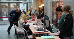 15. Saeimas vēlēšanu 73. iecirknī tirdzniecības centrā "Galerija Centrs" vēlētāji nodod balsi glabāšanā.