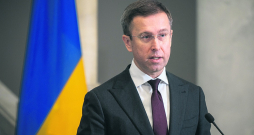 Ukrainas premjerministrs Serhijs Koreckis paziņojis, ka Ukraina sarežģītās finanšu situācijas dēļ atteiksies no mazāk svarīgiem izdevumiem.