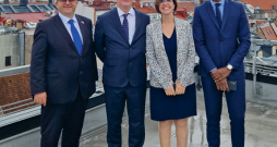Latvija veterinārijā uz Eiropas fona izskatās labi, smaidīgs atzīst PVD vadītājs Māris Balodis, izrādot WOAH vadībai Rīgu no jumta kores. Attēlā (no kreisās): Lajošs Bognārs, WOAH subreģionālā Briseles biroja vadītājs, Māris Balodis, Latvijas PVD ģenerāldirektors un WOAH Eiropas reģionālās komisijas prezidents, Dr. Emanuēla Subērāna, WOAH ģenerāldirektore, Pjērs Emanuels Kangā, WOAH biroja vadītājs. Latvija veterinārijā uz Eiropas fona izskatās labi, smaidīgs atzīst PVD vadītājs Māris Balodis, izrādot WOAH vadībai Rīgu no jumta kores. Attēlā (no kreisās): Lajošs Bognārs, WOAH subreģionālā Briseles biroja vadītājs, Māris Balodis, Latvijas PVD ģenerāldirektors un WOAH Eiropas reģionālās komisijas prezidents, Dr. Emanuēla Subērāna, WOAH ģenerāldirektore, Pjērs Emanuels Kangā, WOAH biroja vadītājs.