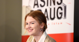 Dziedātāja Elizabete Gaile.