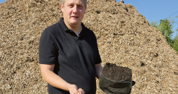 Lazdonas pagasta SIA "Salix Eco" saimnieks Reinis Silups ātraudzīgo kārklu pievienotās vērtības produktu ražošanā Latvijā ticis vistālāk. Viņa izveidoto kārklu kompostu – kūdras aizvietotāju pērk arī Dānijā. Uzņēmums arī piedāvā no kārkliem gatavotu pakaišu biosubstrātu un mulču. Lazdonas pagasta SIA "Salix Eco" saimnieks Reinis Silups ātraudzīgo kārklu pievienotās vērtības produktu ražošanā Latvijā ticis vistālāk. Viņa izveidoto kārklu kompostu – kūdras aizvietotāju pērk arī Dānijā. Uzņēmums arī piedāvā no kārkliem gatavotu pakaišu biosubstrātu un mulču.