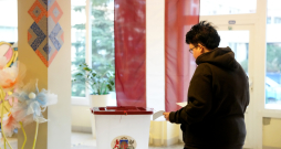 15. Saeimas vēlēšanas iecirknī Nr. 21 Rīgas Anniņmuižas Jaunajā pamatskolā.