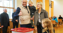 Ministru prezidents Andris Kulbergs ar ģimeni. Ministru prezidents Andris Kulbergs ar ģimeni.