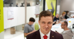 Centrālās vēlēšanu komisijas priekšsēdētājs Māris Zviedris 15. Saeimas vēlēšanu iecirknī Nr. 70 "Galerija Rīga".