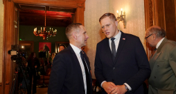 "Nacionālā apvienība "Visu Latvijai!"-"Tēvzemei un Brīvībai/LNNK"" pārstāvji, Saeimas deputāts Nauris Puntulis (no kreisās) un iekšlietu ministrs Jānis Dombrava sagaida 15. Saeimas vēlēšanu rezultātus Benjamiņu namā.