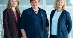 Latvija ir vieta, kurā lopkopībai un lauksaimniecībai kopumā ir visi priekšnoteikumi būt – jāizglīto sabiedrība, kas un kā tieši funkcionē, ir pārliecinātas nozares ekspertes (no kreisās): Inga Muižniece, Silvija Dreijere un Iveta Grudovska. Latvija ir vieta, kurā lopkopībai un lauksaimniecībai kopumā ir visi priekšnoteikumi būt – jāizglīto sabiedrība, kas un kā tieši funkcionē, ir pārliecinātas nozares ekspertes (no kreisās): Inga Muižniece, Silvija Dreijere un Iveta Grudovska.