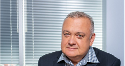 "Šobrīd ir jāizvēlas, vai nu investēt ražošanas attīstībā, vai arī pēc 10–15 gadiem mūsu tirgu pārplūdinās poļu desas," uzsver uzņēmuma "Forevers" dibinātājs un vadītājs Andrejs Ždans.