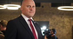 Partiju apvienības "Apvienotais saraksts" līderis, Ministru prezidents Andris Kulbergs sagaida 15. Saeimas vēlēšanu rezultātus "White House" telpās. Partiju apvienības "Apvienotais saraksts" līderis, Ministru prezidents Andris Kulbergs sagaida 15. Saeimas vēlēšanu rezultātus "White House" telpās.