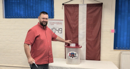 Anglijas pilsētā Bredfordā dzīvojošajam Uldim Balodim līdz tuvākajam vēlēšanu iecirknim Bristolē bija jābrauc nepilnu stundu,