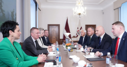 Valsts prezidenta kancelejas vadītāja Gunda Reire, Valsts prezidents Edgars Rinkēvičs, Valsts prezidenta padomniece likumdošanas un starptautisko tiesību jautājumos Kristīne Līce, Valsts prezidenta padomnieks komunikācijas jautājumos Mārtiņš Drēģeris, partiju apvienības “Apvienotais saraksts" pārstāvji - Uldis Sesks, viedās administrācijas un reģionālās attīstības ministrs Edgars Tavars, Ministru prezidents Andris Kulbergs, tieslietu ministrs Edvards Smiltēns un Ministru prezidenta biroja vadītājs Mareks Gruškevics tikšanās laikā Rīgas pilī.