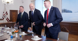 Viedās administrācijas un reģionālās attīstības ministrs Edgars Tavars, Ministru prezidents Andris Kulbergs, tieslietu ministrs Edvards Smiltēns tikšanās laikā Rīgas pilī.