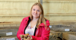 Lāsma Jefimova: "Šāgada kartupeļu sezonas sākums bija ideāls: labs pavasaris, augi ļoti labi attīstījās. Tomēr lietavas kopš jūlija beigām raisa izaicinājumus. Netiekam ar kombainu uz laukiem. Ja dabas apstākļi neuzlabosies, arī šajā gadā sausām kājām no situācijas neizkļūsim."