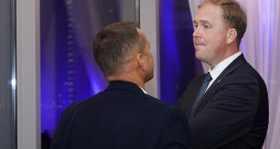 Neskatoties uz zaudējumu vēlēšanās, Zemnieku savienības līderis Viktors Valainis no politikas aiziet negatavojoties, viņš aicinās sasaukt partijas ārkārtas kongresu, lai izvērtētu vēlēšanu rezultātus un lemtu par vadību. Neskatoties uz zaudējumu vēlēšanās, Zemnieku savienības līderis Viktors Valainis no politikas aiziet negatavojoties, viņš aicinās sasaukt partijas ārkārtas kongresu, lai izvērtētu vēlēšanu rezultātus un lemtu par vadību.