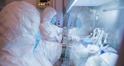 Irkutskas pretmēra pētniecības institūta publiskotā foto redzami šīs iestādes darbinieki laboratorijā.
