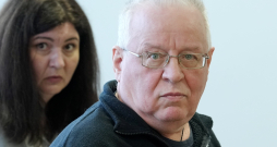 Karā pret Ukrainu iesastīto Krievijas militārpersonu atbalstīšanā apsūdzētais Sergejs Ņikitins (priekšplānā) un tiesas darbiniece Rīgas pilsētas tiesā, kas izskata pret Ņikitinu ierosināto krimināllietu.