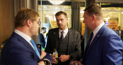 Partiju apvienības "Apvienotais saraksts" pārstāvis Aivis Ceriņš gaidot 15. Saeimas vēlēšanu rezultātus.