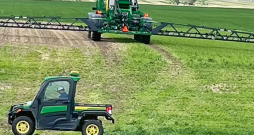 'John Deere See & Spray Gen 2' darbībā. 
