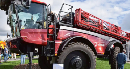'Agrifac Vanguard 55' hibrīdsmidzinātājs.