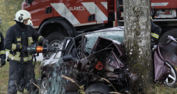 Tukuma pusē "Audi" brauciens beidzas ar ietriekšanos kokā.