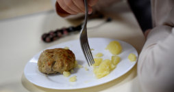 Otrs lielais budžeta līdzekļu ietaupījumu avots ir IZM – tur no dotācijām skolēnu brīvpusdienām ietaupīti 1,82 miljoni eiro, jo pārrēķināts skolēnu skaits un tas izrādījies mazāks par prognozēto. 