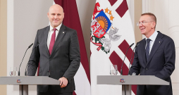 Šoreiz Valsts prezidents Edgars Rinkēvičs (no labās) neizvirzīja nosacījumus, cik plašai vajadzētu būt koalīcijai un kādam jābūt tās sastāvam, jo tas viss esot Andra Kulberga ziņā. Novērtējot "Apvienotā saraksta" iespaidīgo mandātu skaitu Saeimā, prezidents teica: "Tā ir gan liela atbildība, gan arī iespēja."
