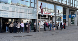 Rinda pie Latvijas vēstniecības Briselē 15. Saeimas vēlēšanu dienā. Rinda pie Latvijas vēstniecības Briselē 15. Saeimas vēlēšanu dienā.