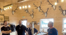 Starptautiskā pieredzes apmaiņas komanda ieradusies "Jasmīnu" šautuves ēkā, un stāstījums par saimniecību var sākties. No kreisās: austrietis Ralfs Tačls, grieķis Stamatis Triantafilojs, organizatore un BLSDAA pārstāve Māra Paeglīte un saimnieks Edmunds Juškevičs.