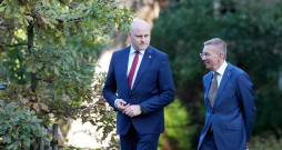 Valsts prezidents Edgars Rinkēvičs (no labās) un Ministru prezidents Andris Kulbergs tikšanās laikā Rīgas pilī. Valsts prezidents Edgars Rinkēvičs (no labās) un Ministru prezidents Andris Kulbergs tikšanās laikā Rīgas pilī.