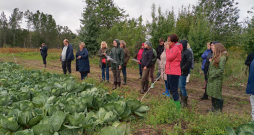 Zīmīgi, ka interesentu vidū Lauka dienā bija ne tikai dārzeņu audzētāji, bet arī vairāku firmu un Latvijas Lauku konsultāciju un izglītības centra pārstāvji. Zīmīgi, ka interesentu vidū Lauka dienā bija ne tikai dārzeņu audzētāji, bet arī vairāku firmu un Latvijas Lauku konsultāciju un izglītības centra pārstāvji.