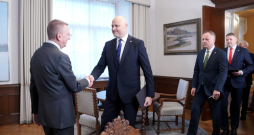 Valsts prezidents Edgars Rinkēvičs (no kreisās), partiju apvienības "Apvienotais saraksts" pārstāvji - Ministru prezidents Andris Kulbergs, viedās administrācijas un reģionālās attīstības ministrs Edgars Tavars un tieslietu ministrs Edvards Smiltēns tikšanās laikā Rīgas pilī.