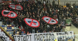 Latvijas futbola izlases fani aicināja piedalīties Saeimas vēlēšanās un izdarīt pareizo izvēli, ar četriem simboliem norādot virzienu – nebalsot par prokremliskiem spēkiem, komunistiem un kreiso ideju virzītājiem. Kreisajā pusē attēlotais ir antifa simbols, kas Eiropā izplatīts arī futbola ultru vidū, tas nozīmē iestāšanos pret galēji labējām un neonacistiskām idejām. Plakāti tribīnēs bija redzami vairāk nekā piecas minūtes un sociālajos tīklos ieguva gana lielu popularitāti.