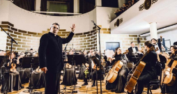 Valsts kamerorķestris "Sinfonietta Rīga" sezonas atklāšanas koncertā uzstājās ar jauno galveno diriģentu Olari Eltsu. 