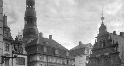Rīgas Rātslaukums ar Pēterbaznīcu 20. gs. 30. gados. Rīgas Rātslaukums ar Pēterbaznīcu 20. gs. 30. gados.