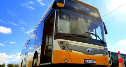 Pagaidām Jelgavas autobusu parkā ir viens ūdeņraža autobuss, bet nākotnē uzņēmums plāno vismaz 15 šādu transportlīdzekļu iegādi. Šāds mērķis ir izvirzīts, lai izpildītu prasību pilsētas pārvadājumu autoparkā nodrošināt vismaz pusi bezizmešu transportlīdzekļu īpatsvaru.